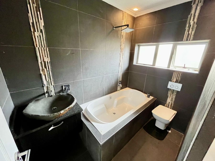 To Let commercial Property for Rent in Vincent Eastern Cape